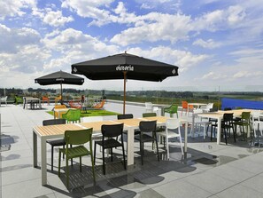 Desayuno buffet (EUR 18 por persona) 