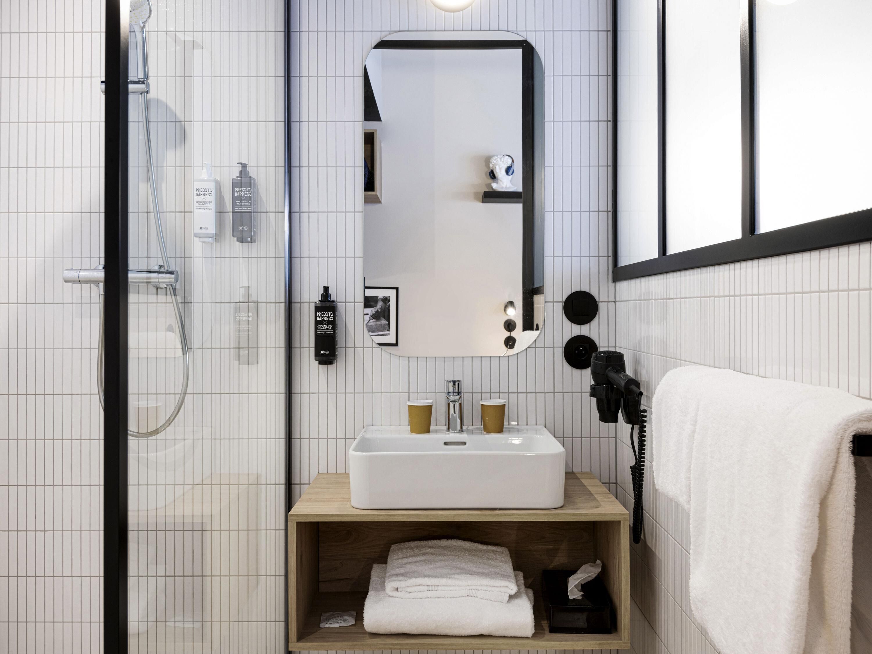 comfort room, 1 double bed, balcony | in-room safe, desk, soundproofing, iron/ironing board