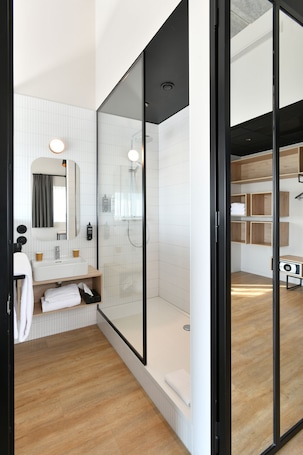 Standard Room, 1 Double Bed with Sofa bed (Family) | Bathroom | Eco-friendly toiletries, hair dryer, towels. Ibis Styles Namur