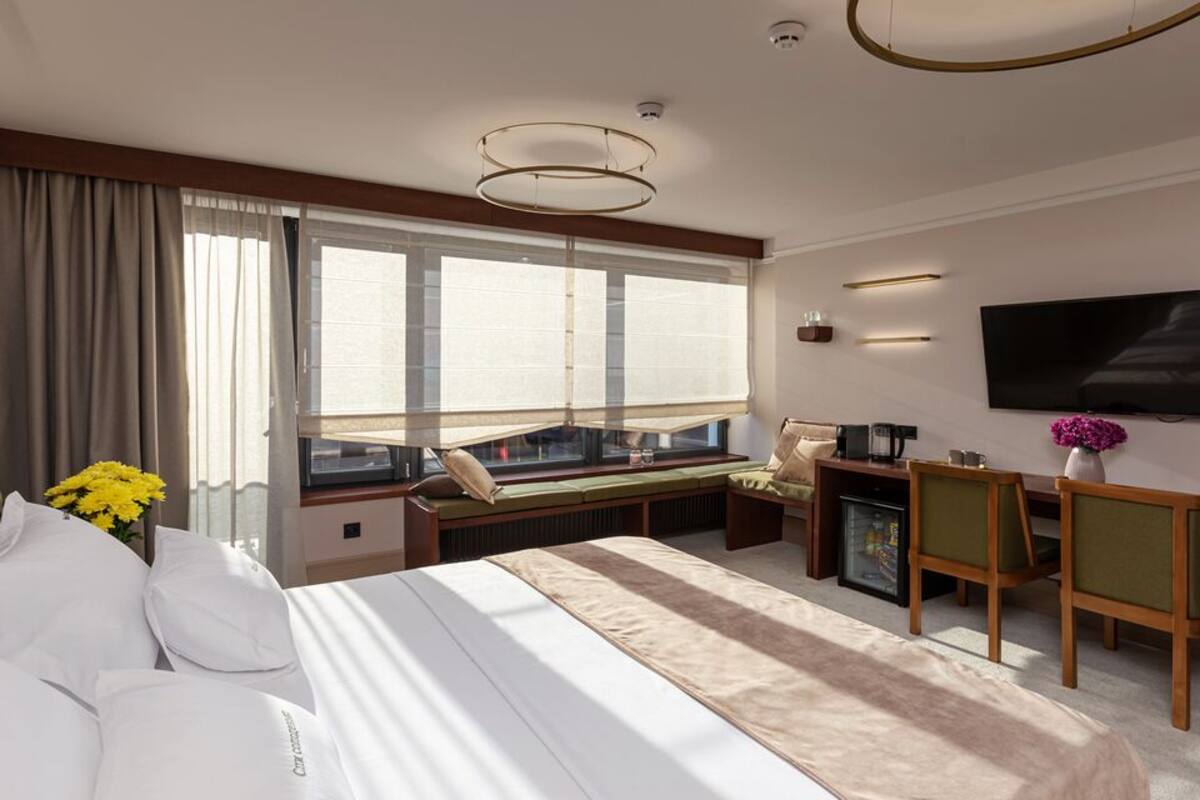 Presidential Room | Premium bedding, down comforters, minibar, desk