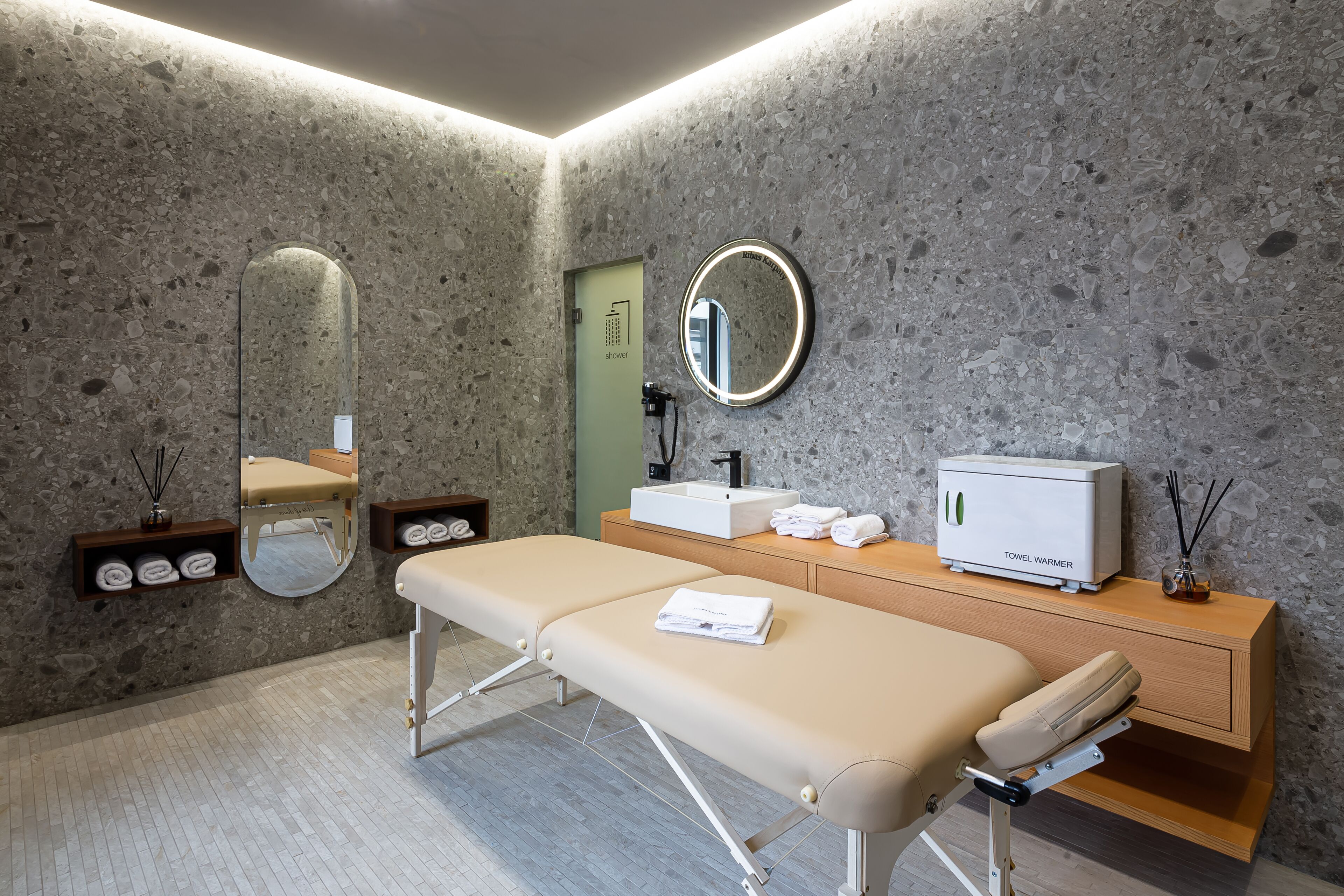 Sauna, bain à remous, 1 salle de soins