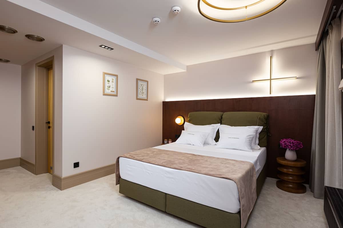 Premium bedding, down duvets, minibar, desk