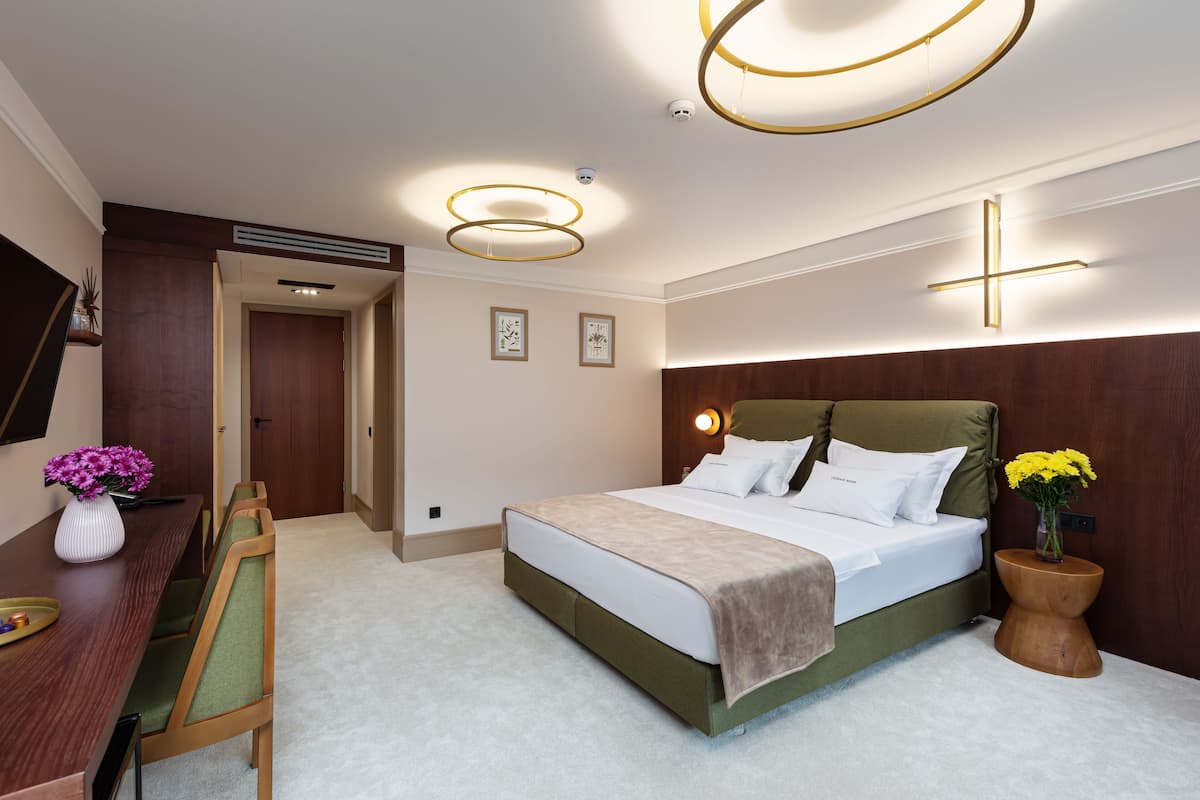 Premium bedding, down duvets, minibar, desk