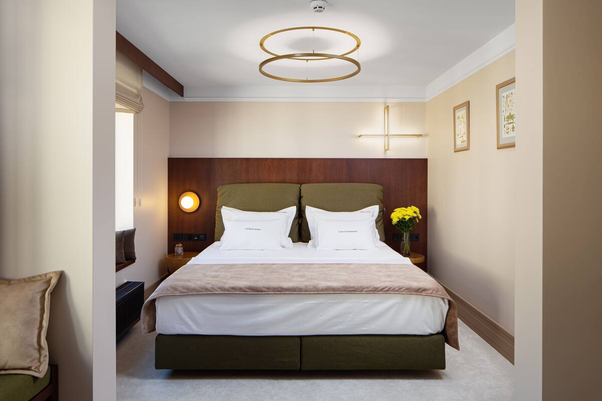 Premium bedding, down duvets, minibar, desk