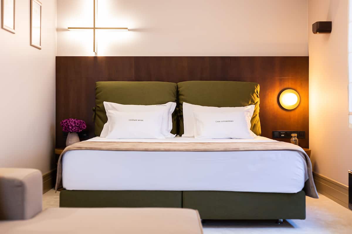 Premium bedding, down duvets, minibar, desk