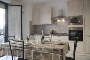 Réfrigérateur, micro-ondes, four