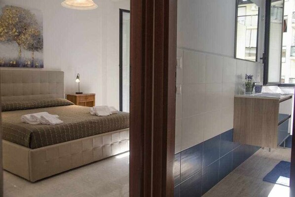 2 chambres, fer et planche à repasser