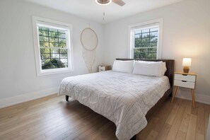 4 bedrooms, iron/ironing board, WiFi, bed sheets
