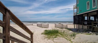3BR 2BA / Oceanfront Upgrades~Oceanfront Nest Down