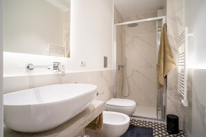 Dusche, Haartrockner, Bidet, Handtücher