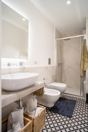 Douche, sèche-cheveux, bidet, serviettes fournies