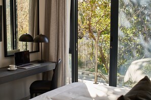 Minibar, caja de seguridad en la habitación y escritorio 