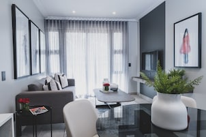 One Bedroom Apartment | Coin séjour | Télévision LCD de 43 pouces avec chaînes par satellite, télévision