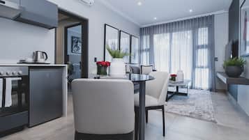 One Bedroom Apartment | 客廳 | 43 吋LCD 電視連衛星電視頻道、電視