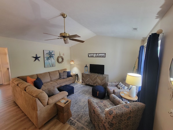 Smart TV, books - Easy Walk to Beach, Concerts, Publix, Splash Pad, Market.
Bikes, Carts, & Chairs (Oak Island)