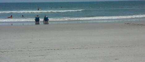 Ranta lähistöllä, aurinkotuoleja, rantapyyhkeitä