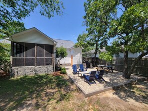 Outdoor dining - Easy Walk to Beach, Concerts, Publix, Splash Pad, Market.
Bikes, Carts, & Chairs (Oak Island)