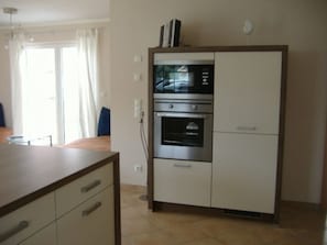 Een koelkast, een magnetron, een oven, een kookplaat
