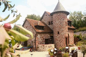 Outdoor dining - A luxurious 17th-century mill, completely renovated. Jacuzzi, air conditioning, Wi-Fi, pool. (Collonges-la-Rouge)
