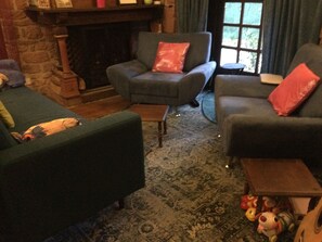 Smart TV, fireplace, books, stereo