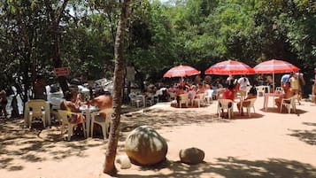 2 bars/lounges