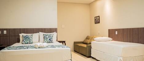 Triple Room | Desk, free WiFi, bed sheets