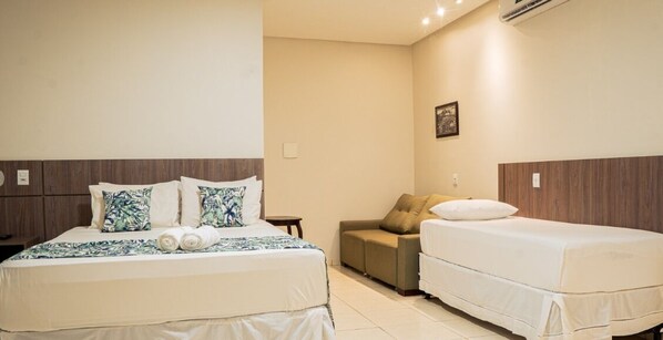 Escritorio, wifi gratis y ropa de cama 
