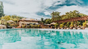 Una piscina al aire libre