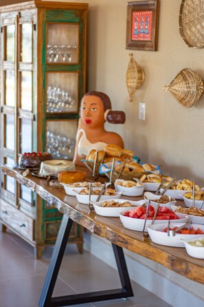 Free daily self-serve breakfast - POUSADA RENASCER PARK (Pirenópolis)