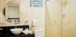 Driepersoonskamer | Badkamer | Een douche, gratis toiletartikelen, handdoeken