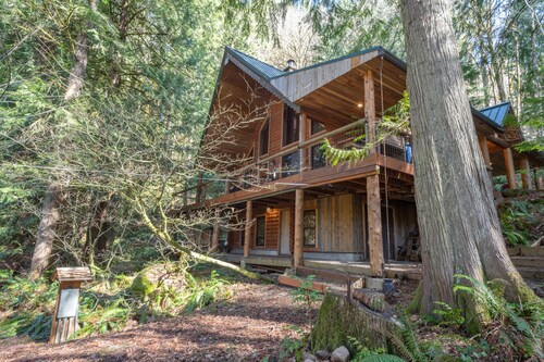 Log Home, hot tub, pet friendly,  Spring Break stay 2 nights get 1 free