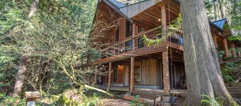 Log Home, hot tub, pet friendly,  Spring Break stay 2 nights get 1 free