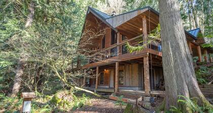 Log Home, hot tub, pet friendly, Spring Break stay 2 nights get 1 free