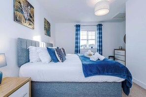 4 bedrooms, iron/ironing board, WiFi, bed sheets