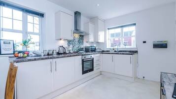 Kjøleskap, mikrobølgeovn, ovn og kokeplater