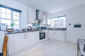 冷蔵庫、電子レンジ、オーブン、コンロ