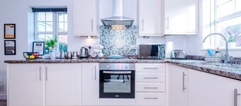 Modern house, ideal for contractors, sleeps 8!