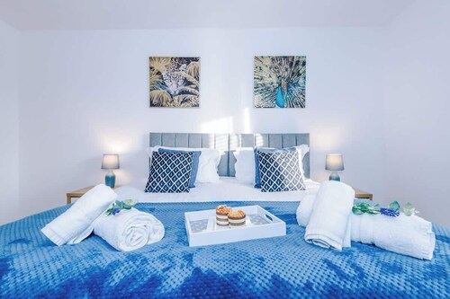 Modern house, ideal for contractors, sleeps 8!