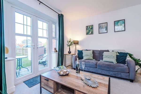 Open plan Living Room benefitting from a sofa bed and Smart TV with Netflix.