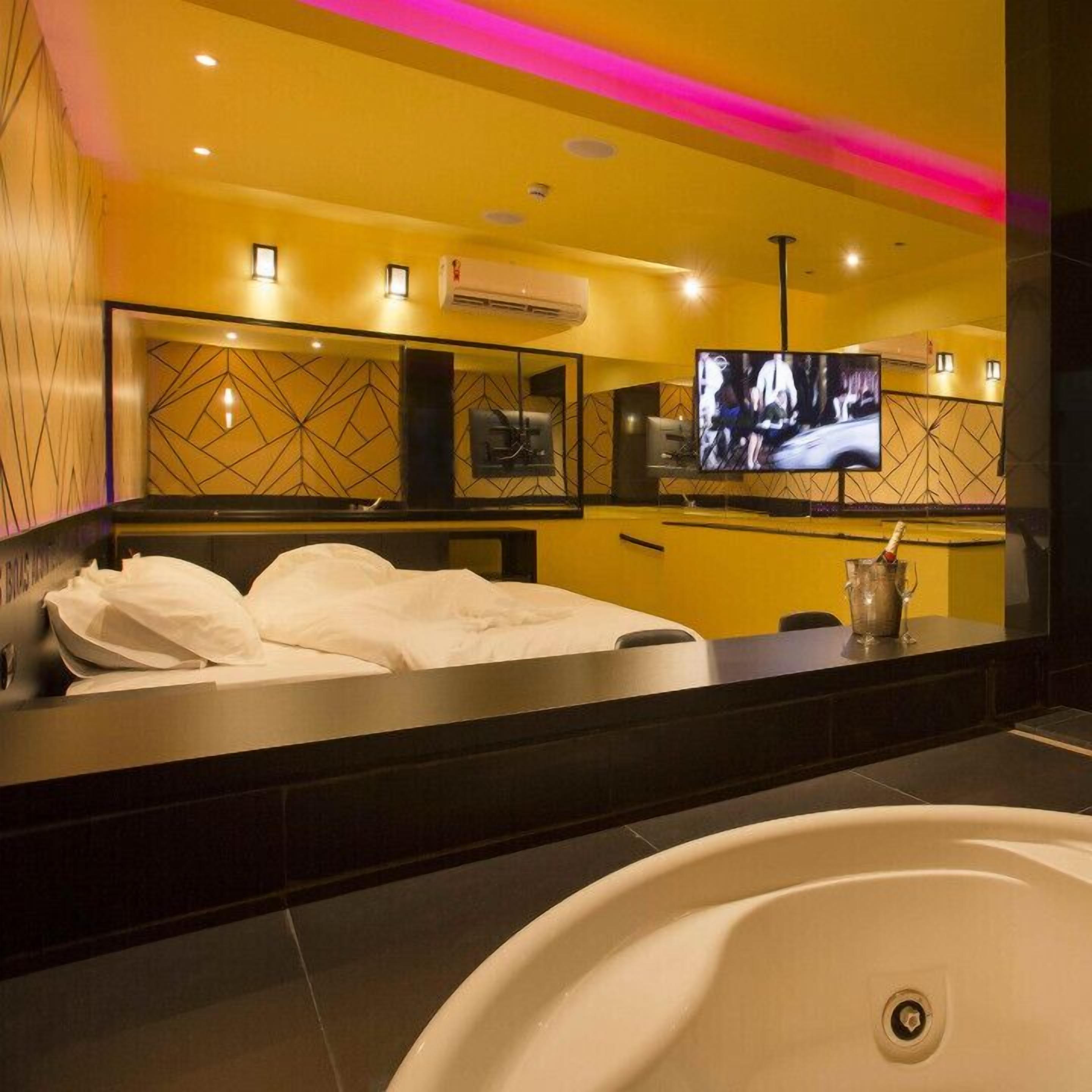 Room | Private spa tub