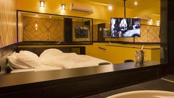 Room | Private spa tub