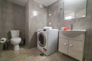 Appartement Deluxe | Salle de bain | Sèche-cheveux, peignoirs, chaussons, bidet