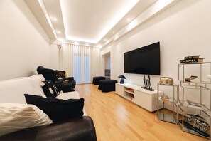 Apartamento Deluxe | Zona de estar | Una televisión de pantalla plana