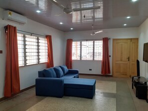 Apartemen | Ruang keluarga | Televisi 30-inci dengan saluran TV digital