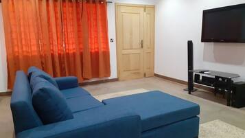 Căn hộ | Phòng khách | TV 30-inch có truyền hình kỹ thuật số