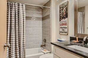 Condo, 2 habitaciones | Baño | Toallas y shampoo 