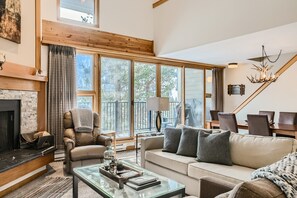 Condo, 2 Bedrooms | Living area