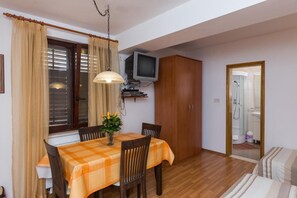 스튜디오 (Premium Studio Apartment with Terrace) | 거실 | TV