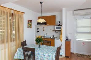 Studio (Superior Studio Apartment with Terrac) | Cuisine privée | Réfrigérateur
