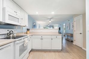 Refrigerador, microondas, horno, placa de cocina